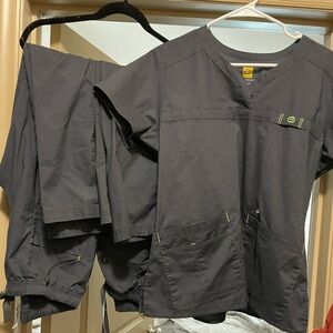 Wonder wink scrub top and bottoms